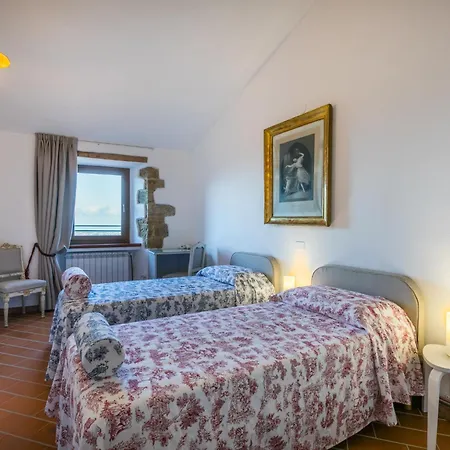 Trilocale Casa Nel Castello By Interhome Lejlighed