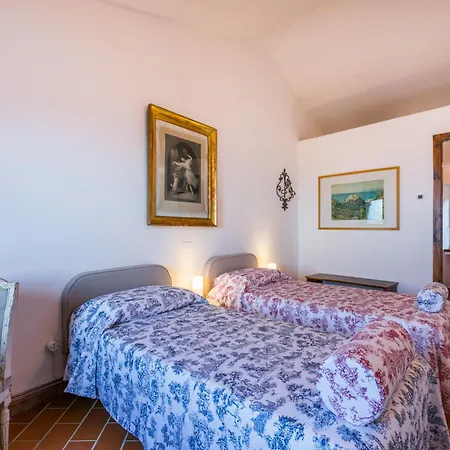 Trilocale Casa Nel Castello By Interhome